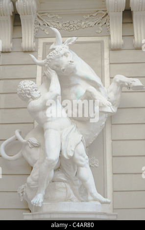 Antica statua di un greco dio maschile wrestling un toro Foto Stock