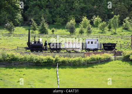 Una riproduzione del XIX secolo con il treno a vapore del 1815 loco 'Steam elefante" Nord dell Inghilterra Open Air Museum, Beamish, Co. Durham. Inghilterra, Regno Unito Foto Stock