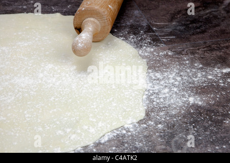 Una pasta laminata per biscotti di farina Foto Stock