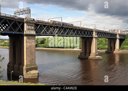 Ferroviaria settentrionale treno Pacer attraversando il re Edoardo ponte sul Tyne tra Gateshead e Newcastle nel nord-est dell' Inghilterra, Regno Unito Foto Stock