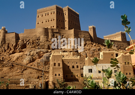 Arabia Saudita, Najran Najran. La proprietà privata Palazzo Al-Aan o Qasr al-Aan, con le sue pareti di adobe e bianco-lavato crenella Foto Stock