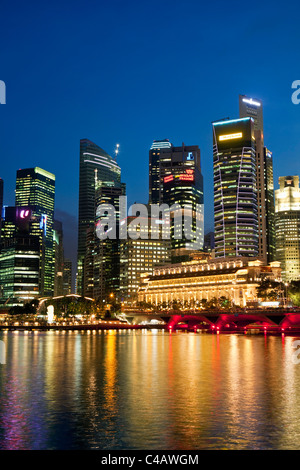 Singapore, Singapore, Marina Bay. Il quartiere centrale degli affari skyline al tramonto. Foto Stock