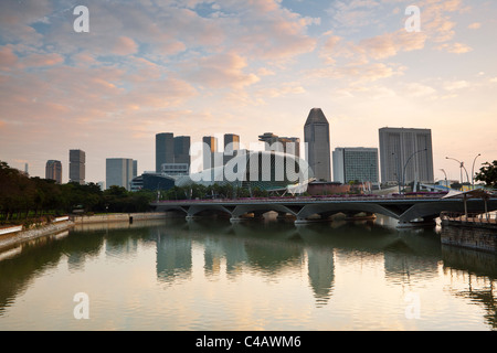 Singapore, Singapore, l'Esplanade. Esplanade Bridge e l'Esplanade, i teatri sulla baia edificio. Foto Stock