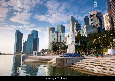 Singapore, Singapore, Marina Bay. La statua Merlion con lo skyline della città in background, Marina Bay. Foto Stock