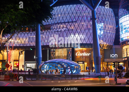 Singapore, Singapore, Orchard Road. ION Orchard Mall, nel quartiere dello shopping di Orchard Road. Foto Stock