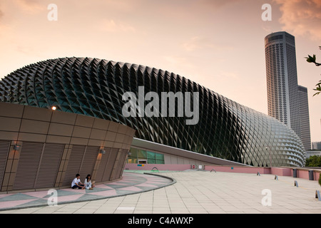 Singapore, Singapore, Marina Bay. La terrazza sul tetto presso l'Esplanade, i teatri sulla baia edificio. Foto Stock