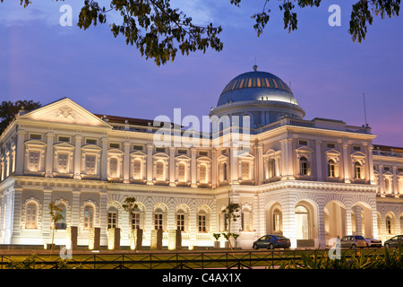 Singapore, Singapore, Bras Basah. Il Museo Nazionale di Singapore illuminato al crepuscolo, Singapore Foto Stock