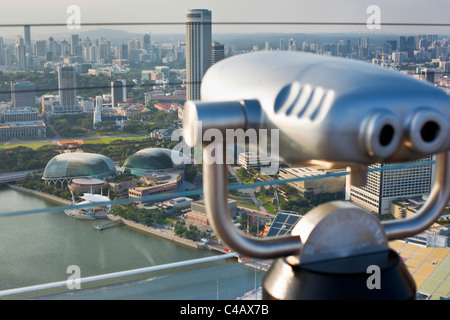 Singapore, Singapore, Marina Bay. L'Esplanade, i teatri sulla baia edificio visto dalla Marina Bay Sands SkyPark Foto Stock