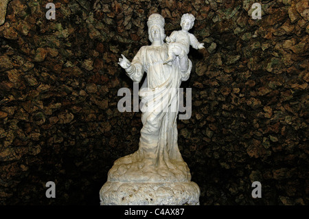 Interno della Grotta della Madonna di un palazzo del XIV secolo rock-cut cappella azienda stato miracoloso della Madonna a Mellieha in Malta Foto Stock