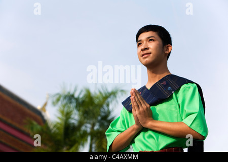 Thailandia, Nakhon Phnom, che Phnom. Ballerino in tradizionale abito Isan al Wat Phra That Phnom Foto Stock