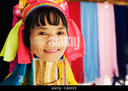 Thailandia, Mae Hong Son, Nai Soi. A collo lungo donna Paudang a Nai Soi (noto anche come Nupa Ah). Foto Stock