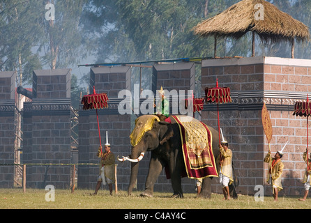 Thailandia, Surin, Surin. Guerra antica rievocazione in Srinarong Stadium durante l annuale Surin Elephant Roundup festival. Foto Stock