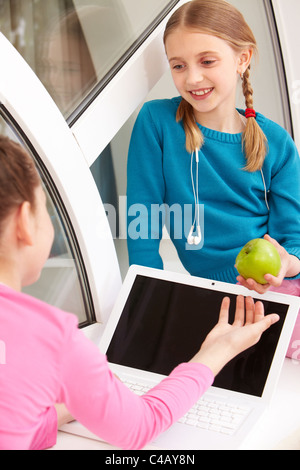 Ritratto di smart studentesse interagire durante la pausa scolastica Foto Stock