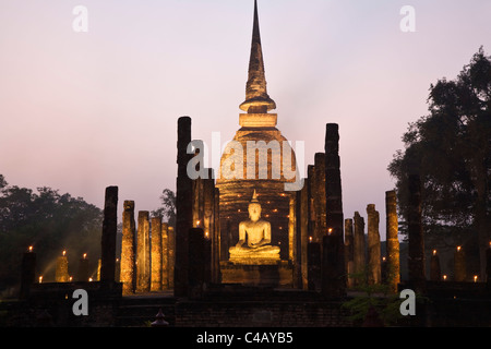 Thailandia, Sukhothai, Sukhothai. Rovine di Wat Sa Si (noto anche come stagno Sacro Convento) accesa durante il festival di Loy Krathon Foto Stock