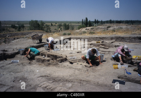 Gli archeologi presso il sito neolitico di Catalhoyuk Central Anatolia in Turchia Foto Stock