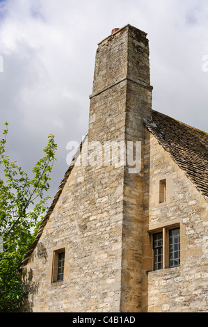 Dettaglio di pietre di Cotswold House con un grande camino Burford Oxfordshire England Regno Unito Foto Stock