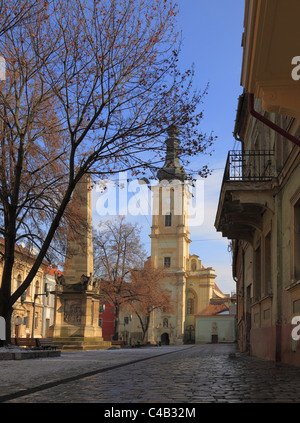 Piazza della Città Vecchia (Museum Square) davanti alla chiesa francescana,Cluj Napoca Romania. Foto Stock