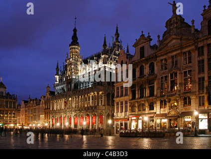 La Grande Place di Bruxelles al crepuscolo, Belgio Foto Stock