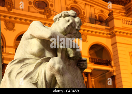 Statua di fronte al Teatro Municipal de Sao Paulo. Il Brasile Foto Stock