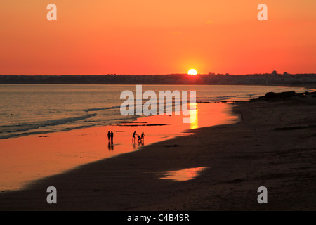 Tramonto a Praia da Gale spiaggia vicino Armacao de Pera, Algarve Portogallo Foto Stock