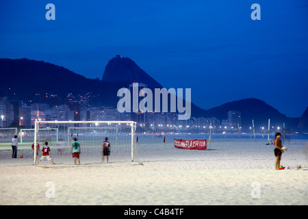 Il Brasile, la spiaggia di Copacabana a Rio de Janeiro al crepuscolo. Foto Stock