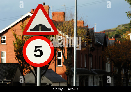 Cinque miglia di un'ora limite di velocità con dossi sign in una zona residenziale di Aberystwyth, Galles. Foto Stock