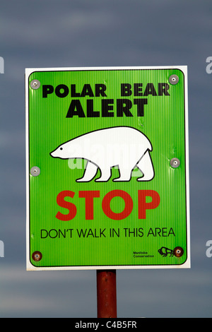 Churchill, Manitoba, Canada. Un segno sulla periferia di Churchill mette in guardia i residenti e visitatori del pericolo di orsi polari. Foto Stock