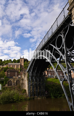 Il ponte di ferro costruito tra il 1777 e il 1781 da Thomas Telford, Ironbridge, Shropshire, Inghilterra Foto Stock