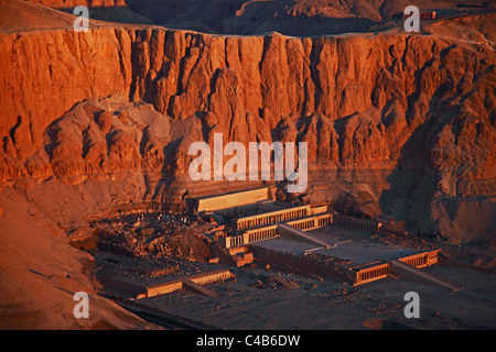 Vista aerea del complesso del tempio della Regina Hatshepsut (Deir el-Bahri) visto da una mongolfiera all'alba Foto Stock