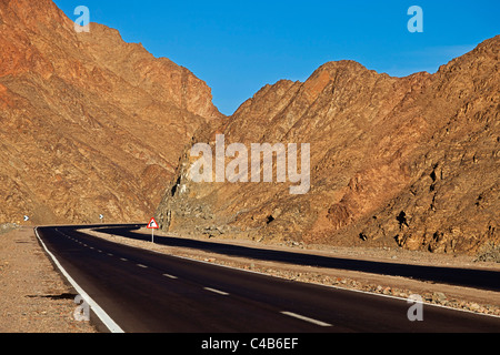 La strada principale per il Monastero di Santa Caterina di Dahab, Janub Sina, Sinai, Egitto. Foto Stock