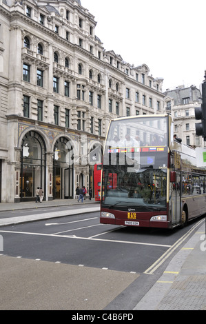 Double Decker open top avvistamento tour bus passando il negozio Apple Store su Regent Street, Londra. Foto Stock