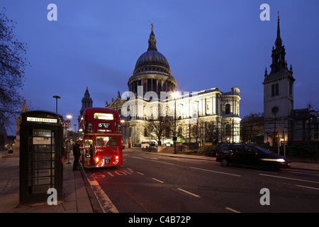 Tre icone in una foto: San Paolo, Londra telefono e il Routemaster Bus. Foto Stock