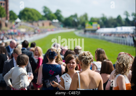 Inghilterra, Cheshire, Chester. Gli spettatori a Chester Racecourse Foto Stock