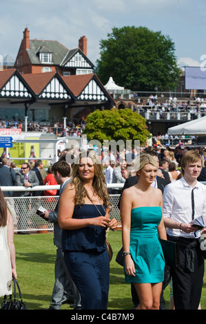 Inghilterra, Cheshire, Chester. Gli spettatori a Chester Racecourse Foto Stock