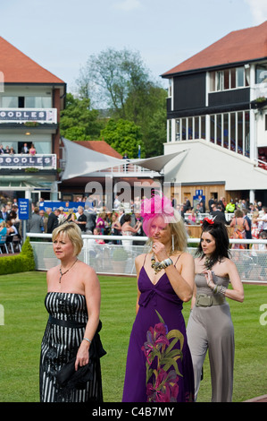 Inghilterra, Cheshire, Chester. Gli spettatori a Chester Racecourse Foto Stock