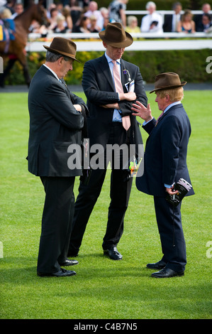 Inghilterra, Cheshire, Chester. Gli spettatori a Chester Racecourse Foto Stock