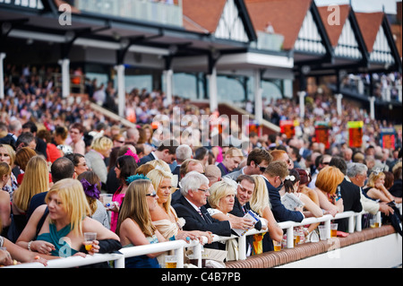 Inghilterra, Cheshire, Chester. Gli spettatori a Chester Racecourse Foto Stock