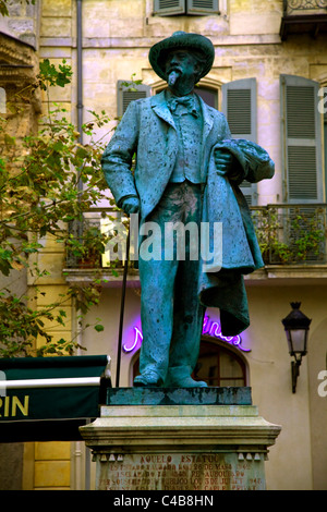 Arles; Bouches du Rhone, Francia; Monumento a Frederic Mistral, scrittore francese e lessicografo Foto Stock
