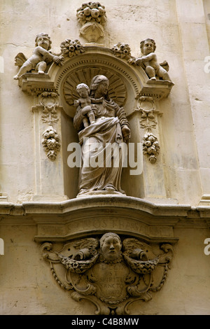 Arles; Bouches du Rhone, Francia; la piccola statua della Madonna e il bambino su un angolo di strada Foto Stock