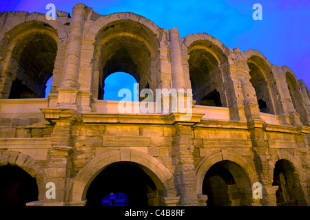 Arles; Bouches du Rhone, Francia; dettaglio di archi dell'Anfiteatro storico in sera Foto Stock