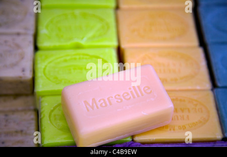 Marsiglia Provence, Francia; 'Savon de Marseille" - il famoso sapone in diversi colori e profumi di fiori provenzale Foto Stock