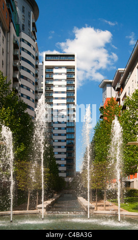 Britton House (centro) appartamento blocco dalle fontane nel quartiere verde sviluppo, Manchester, Inghilterra, Regno Unito. Jefferson Place sulla sinistra. Foto Stock