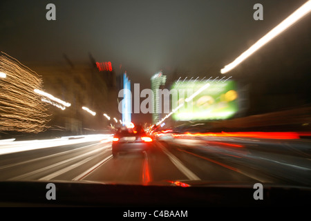 Avvicinando la Postdamer Platz a Berlino da Leipziger Strasse, Germania Foto Stock