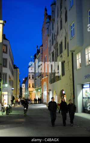 Antica e famosa città bavarese di Regensburg in Germania con la città vecchia e le case medioevali Foto Stock