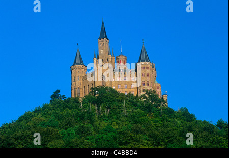 Germania, Baden-Württemberg, Svevia, Hechingen. Situato ai piedi delle Alpi sveve, Hohenzollern Castello medievale sede ancestrale del Hohenzollerns che divenne la Germania imperatori. L'attuale castello fu costruito nella metà del secolo scorso per Federico Guglielmo IV di Prussia. Foto Stock