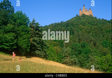 Germania, Baden-Württemberg, Svevia, Hechingen. Situato ai piedi delle Alpi sveve, Hohenzollern Castello medievale sede ancestrale del Hohenzollerns che divenne la Germania imperatori. Costruito nella metà-1800s per Federico Guglielmo IV di Prussia, il castello esistente è una popolare attrazione turistica. Foto Stock