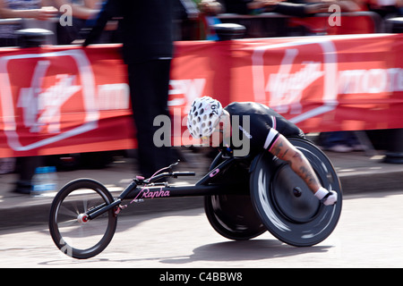 Concorrente nel 2011 Londra maratona di sedia a rotelle Foto Stock