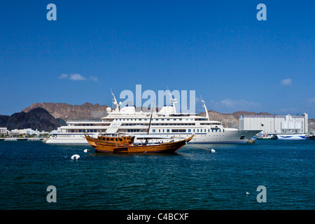 Il sultano di Oman's yacht nel porto di Mascate e Oman. Foto Stock