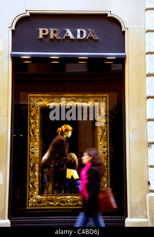 Roma, Italia; una giovane donna che passa davanti a un progettista di negozio di abbigliamento in centro hsitorical. Signor Foto Stock