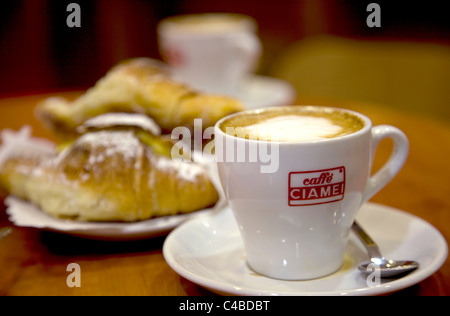 Roma, Italia; caffe' e 'Brioche'; la prima colazione tradizionale italiana composta da un espresso o un cappuccino e un cornetto, normalmente adottate presso il bar Foto Stock